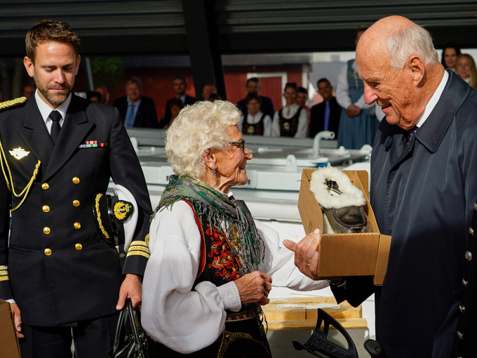 Kongeparet fekk selskinnstøflar i gåve frå kommunen, overrekt av Else Karlsen. Foto: Lise Åserud / NTB